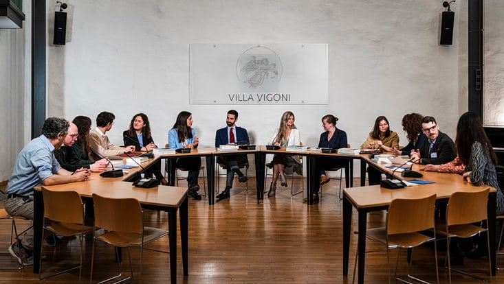 Mehrere Personen an einem Konferenztisch in der Villa Vigoni